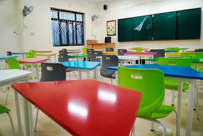 Các phòng học của trường liên cấp A Lưới 4 được trang bị bàn ghế, thiết bị dạy học mới, sẵn sàng đón học sinh đến lớp.