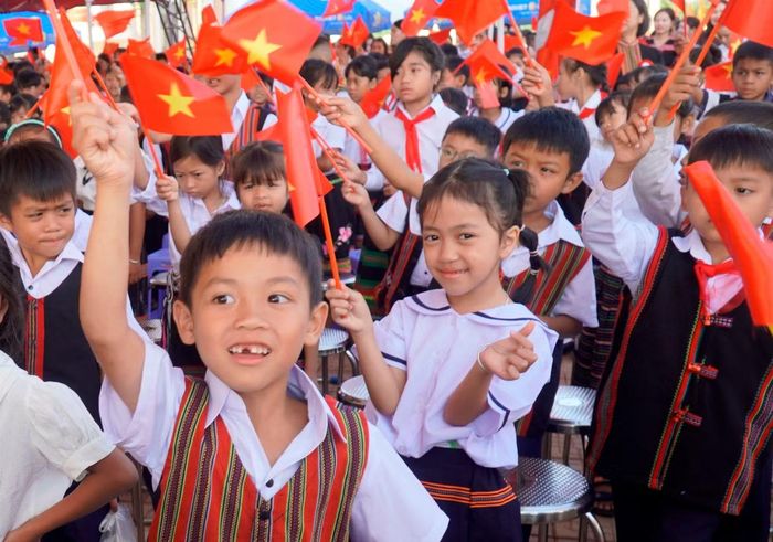 Niềm vui của học sinh Trường liên cấp A Lưới 3 trong ngày khai giảng năm học mới.