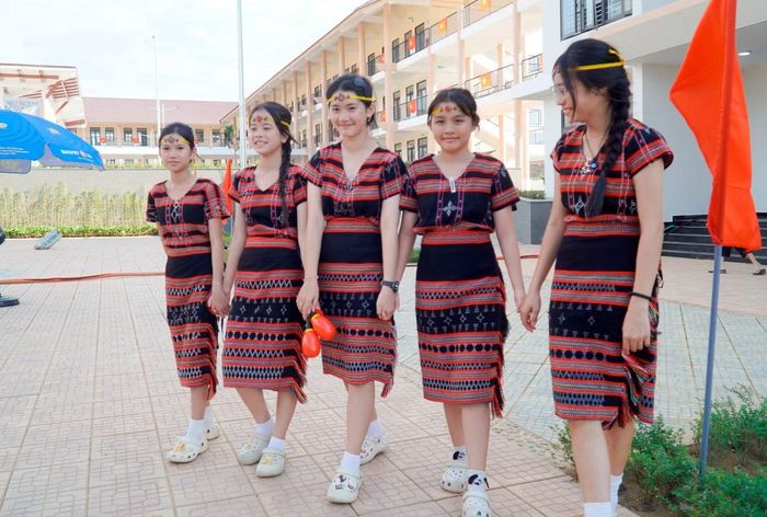 Học sinh trường liên cấp A Lưới 3 trong trang phục truyền thống vùng cao hào hứng với ngôi trường mới.