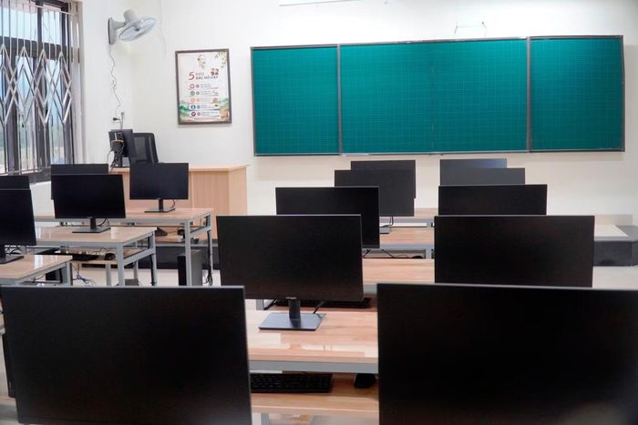 Phòng tin học với hệ thống máy tính mới được lắp đặt phục vụ học tập và chuyển đổi số trong giáo dục.