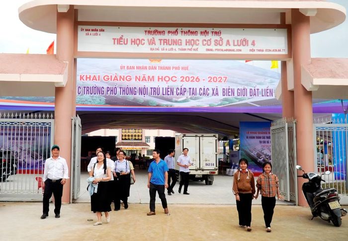 Học sinh, giáo viên Trường phổ thông nội trú liên cấp Tiểu học và THCS xã A Lưới 4 hân hoan chào đón năm học mới.