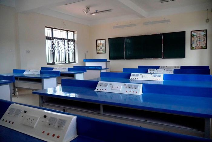 Phòng thực hành, phòng bộ môn trường liên cấp A Lưới 4 được đầu tư hiện đại, tạo điều kiện nâng cao chất lượng dạy và học cho học sinh vùng cao.
