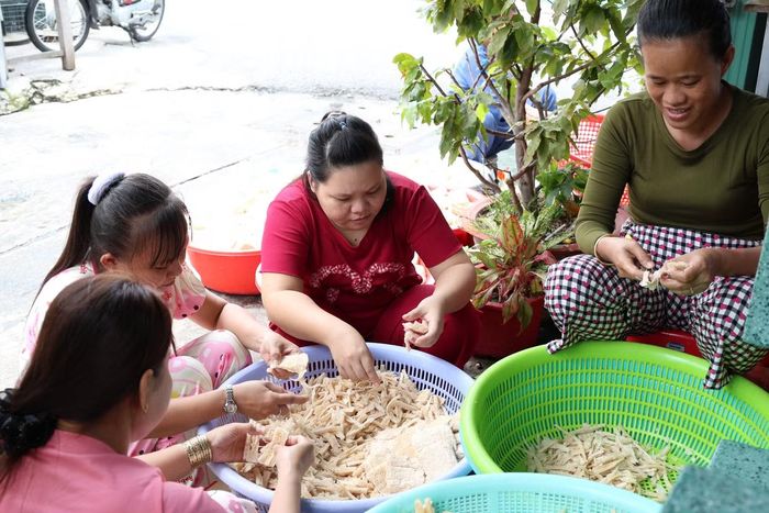 Các buổi làm bữa ăn sẻ chia đều có sự tham gia nhiệt tình của các thành viên trong gia đình, các chị em hàng xóm gần nhà chị Hà.