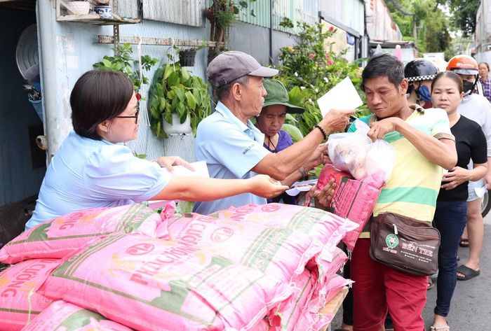 Chị Hà cùng cậu mợ mình san sẻ các phần quà của mạnh thường quân đến người khó khăn trong tháng Vu lan.