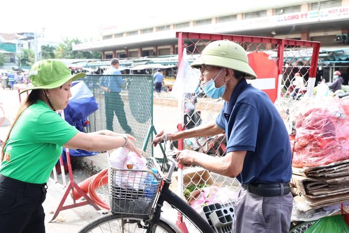 Phần thức ăn làm ấm lòng người lao động có hoàn cảnh khó khăn.