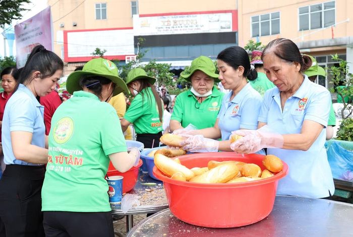 Ngày 31/8, gần 20 thành viên Bếp Hoa Từ Tâm chung tay chuẩn bị và phát 1.500 ổ bánh mì chay tặng người lao động, bà con.