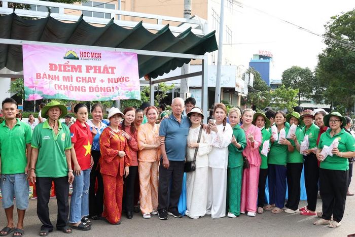  Bên cạnh sự ủng hộ của các mạnh thường quân, sự đồng hành của các thành viên trong gia đình là nguồn cổ vũ to lớn giúp chị Hà tiếp tục cống hiến công sức cho cộng đồng. ﻿Ảnh: Ngô Tùng 