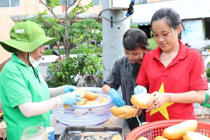 Dù bị khuyết tật bẩm sinh, em Nguyễn Lê Huỳnh Như Ý (bìa phải) vẫn luôn là thành viên quen thuộc trong mỗi hoạt động của gia đình.