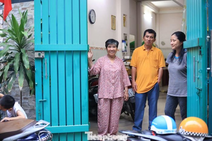 Ở tuổi 74, bà Ngô Thị Vinh tận hưởng những phút giây bình yên, quây quần bên con cháu. Ảnh: Nguyễn Tiến