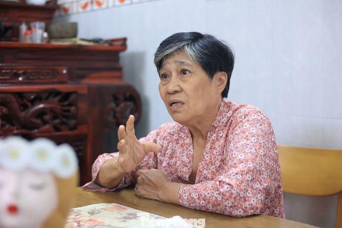 Cựu nữ biệt động Ngô Thị Vinh bồi hồi kể về những chuyến đưa thư, chuyển tin tức đầu tiên giữa lòng Sài Gòn. Ảnh: Nguyễn Tiến