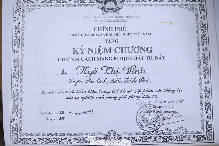 Bà Ngô Thị Vinh, cựu giao liên Biệt động Sài Gòn, được trao Kỷ niệm chương “Chiến sĩ cách mạng bị địch bắt, tù đày”. Ảnh: Nguyễn Tiến