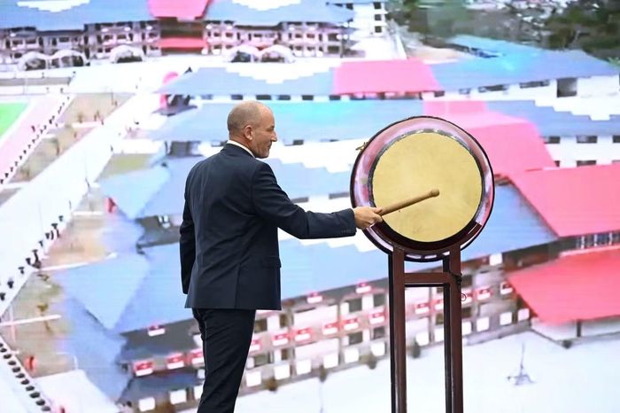 GS. TS. René Thiele, Hiệu trưởng Trường Đại học Việt Đức đánh trống khai giảng năm học mới.