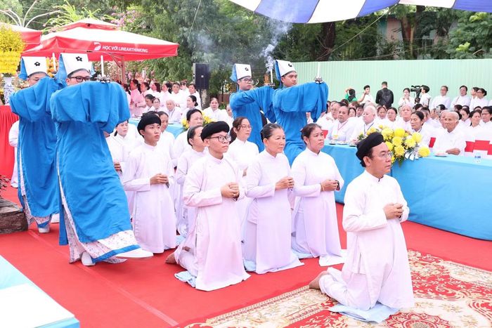 Các chức sắc, chức việc Cao Đài tưởng nhớ, tri ân các Anh hùng liệt sĩ.