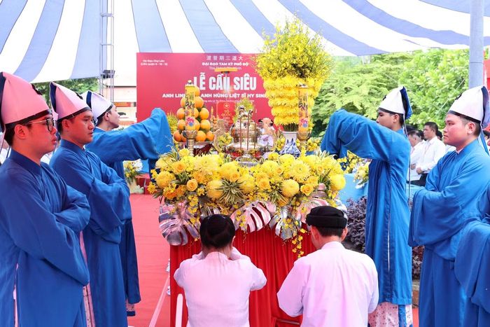 Buổi lễ diễn ra trong không khí trang nghiêm, thành kính. Ảnh: Ngô Tùng