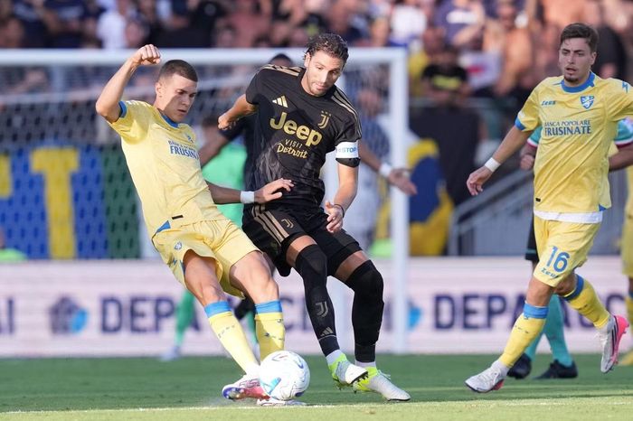 Locatelli (giữa) vừa là điểm tựa vừa là nỗi lo của Juventus vì lối chơi "nhiệt" quá mức.