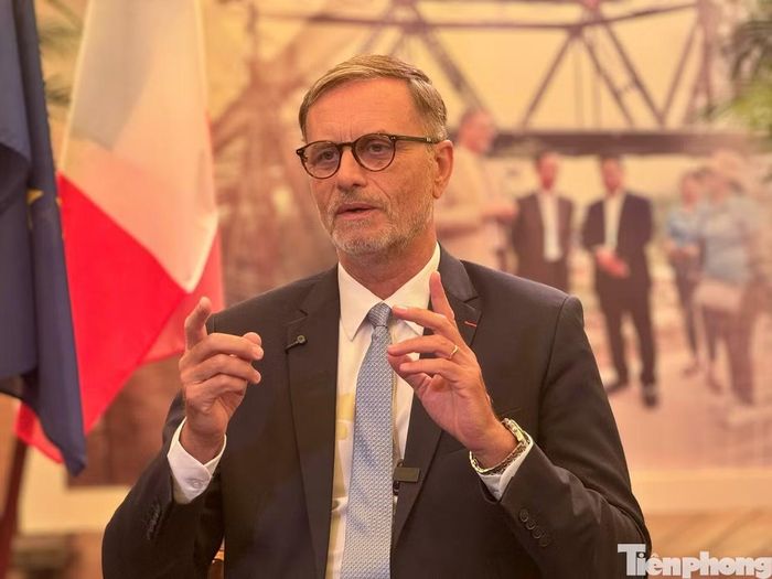 Đại sứ Pháp tại Việt Nam Olivier Brochet trong cuộc trả lời báo chí trước thềm chuyến thăm của Tổng Bí thư, Chủ tịch nước Tô Lâm. Ảnh: Thu Loan.