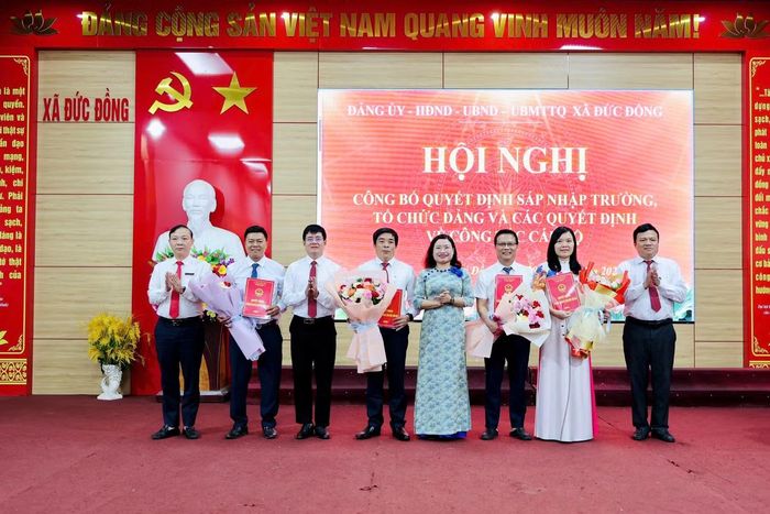 Thường trực Đảng ủy xã trao quyết định thành lập Trường Tiểu học - THCS Đức Đồng và trao quyết định bổ nhiệm phó hiệu trưởng.
