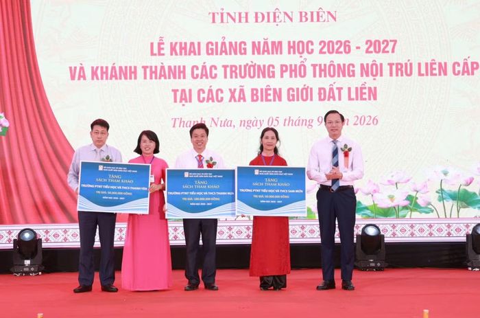 Thứ trưởng Bộ GD&ĐT Đoàn Trung Kiên (người đứng ngoài cùng bên phải) tặng sách tham khảo của Nhà xuất bản Giáo dục Việt Nam tới các trường tại tỉnh Điện Biên. Ảnh: Nhà xuất bản Giáo dục cung cấp