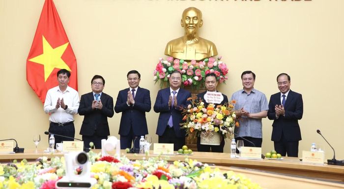 Phó Thủ tướng Thường trực Phạm Gia Túc cùng lãnh đạo Bộ Công Thương. Ảnh: VGP