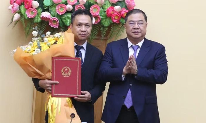 Phó Thủ tướng Thường trực Phạm Gia Túc chúc mừng tân Thứ trưởng Bộ Công Thương Nguyễn Việt Sơn. Ảnh: Nguyễn Hoàng
