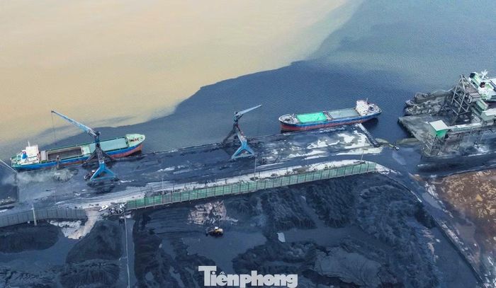 Nước màu đen từ các bãi than lộ thiên ở khu cảng Nam Nghi Sơn tràn ra biển.