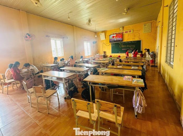 Phòng ăn được bố trí làm nơi học tập của học sinh.