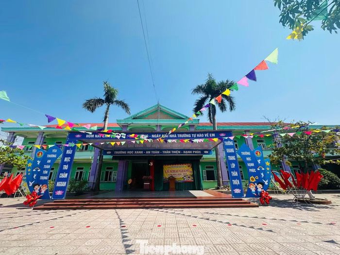 Dãy nhà 2 tầng gồm 10 phòng học được tháo dỡ thiết bị học tập để chờ sửa.