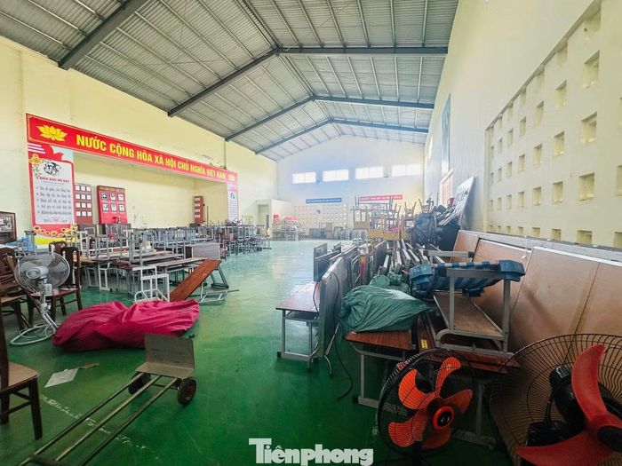 Một số bộ bàn ghế, dụng cụ học tập bỏ ngổn ngang tại nhà đa năng.
