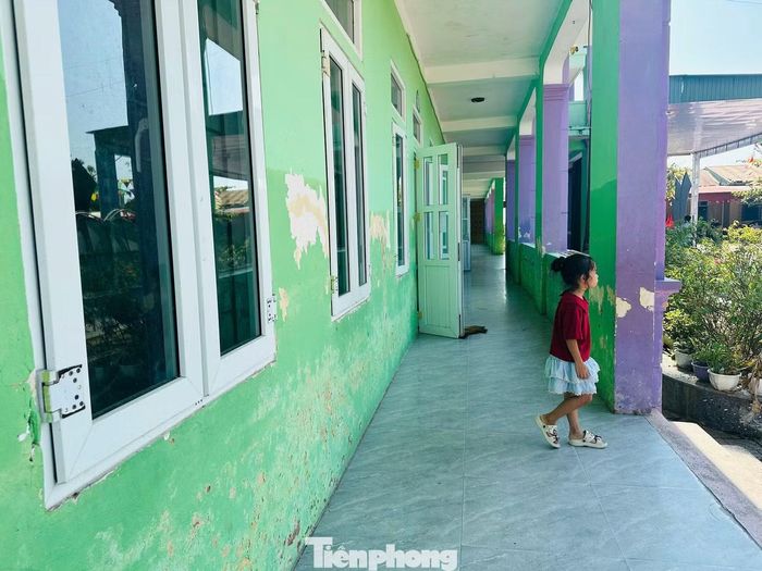 Việc sửa chữa phòng học ngay thời điểm bước vào năm học mới khiến nhiều phụ huynh lo lắng.