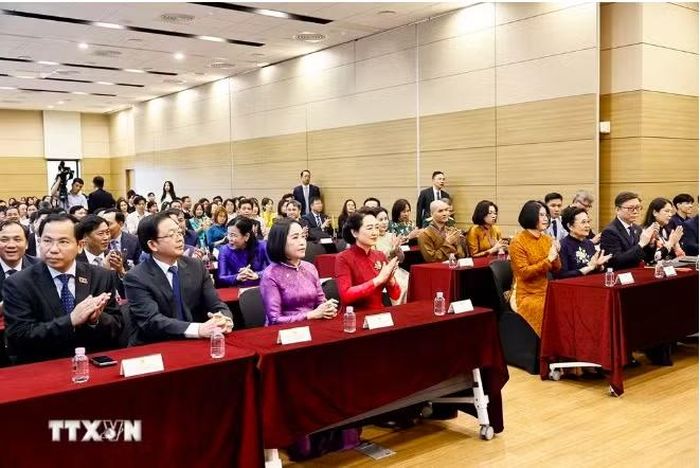 Cán bộ, nhân viên Đại sứ quán và đại diện cộng đồng người Việt tại Hàn Quốc trong buổi gặp mặt. Ảnh: TTXVN