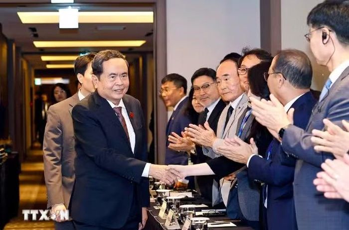 Chủ tịch Quốc hội Trần Thanh Mẫn gặp gỡ những người bạn Hàn Quốc. Ảnh: TTXVN