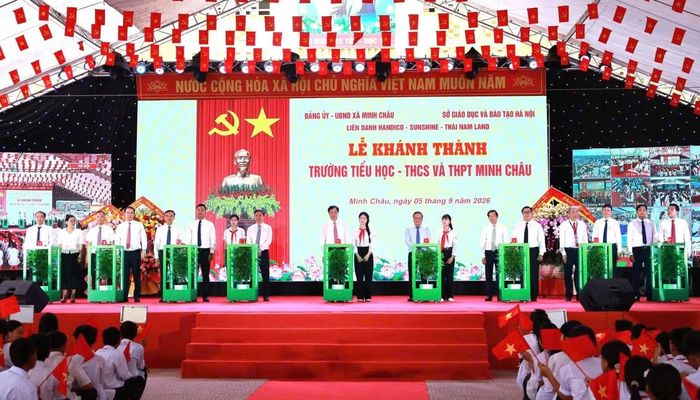  Ủy viên Bộ Chính trị, Bí thư Trung ương Đảng, Trưởng ban Tổ chức Trung ương Nguyễn Duy Ngọc và các đại biểu bấm nút khánh thành Trường Tiểu học, THCS và THPT Minh Châu, khai giảng năm học 2026-2027 tại xã Minh Châu, sáng 5/9. Ảnh: T.H. 
