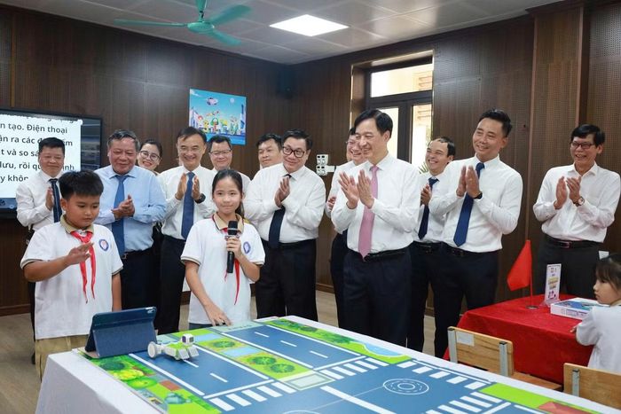  Ủy viên Bộ Chính trị, Bí thư Trung ương Đảng, Trưởng ban Tổ chức Trung ương Nguyễn Duy Ngọc cùng các đại biểu tham quan lớp học được đầu tư đồng bộ của Trường Tiểu học, THCS và THPT Minh Châu. Ảnh: T.H. 