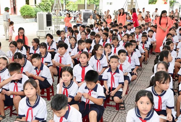 Học sinh Trường tiểu học Núi Đối dự lễ ra mắt mô hình "trường học xã hội chủ nghĩa".