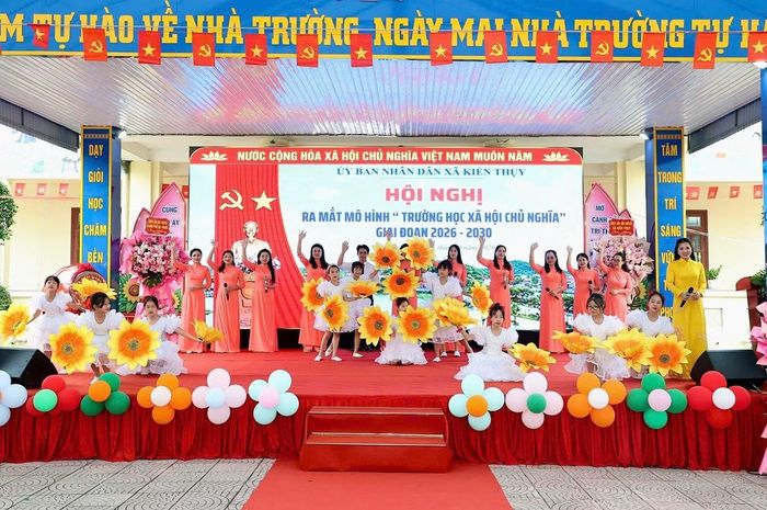 Cô và trò phân hiệu 1 Trường tiểu học Núi Đối biểu diễn văn nghệ chào mừng buổi ra mắt mô hình "trường học xã hội chủ nghĩa". Ảnh: Việt Cường