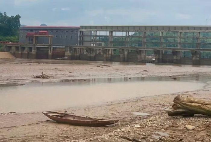 Cửa van xả bị kẹt khiến mực nước trong lòng hồ giảm đột ngột.