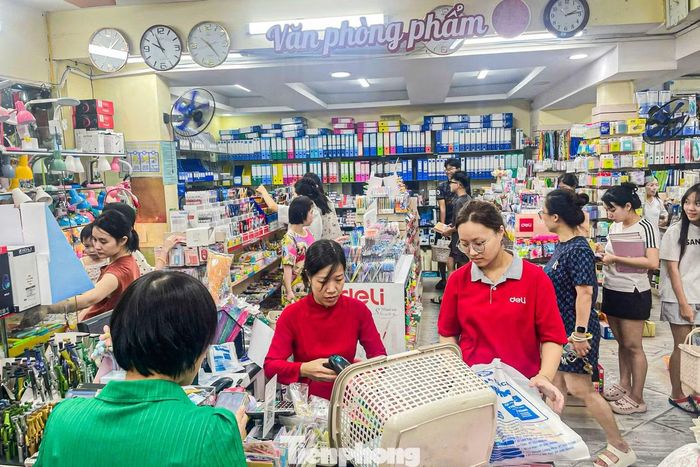  Nhân viên nhà sách cho biết, đơn vị cung cấp đủ các loại sách, đồ dùng học tập, đặc biệt giá các loại sản phẩm ổn định. 
