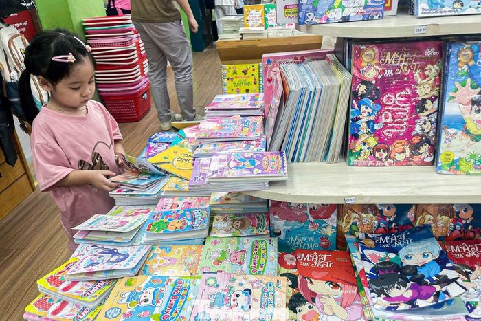 "Ngoài mua những sách, đồ dùng học tập thiết yếu cần trên lớp, tôi cũng sắm thêm cho con các đầu sách tham khảo chất lượng, sản phẩm hỗ trợ việc học tập để giúp con ghi nhớ, tư duy tốt hơn", chị Trang (phường Thanh Xuân, Hà Nội) nói.