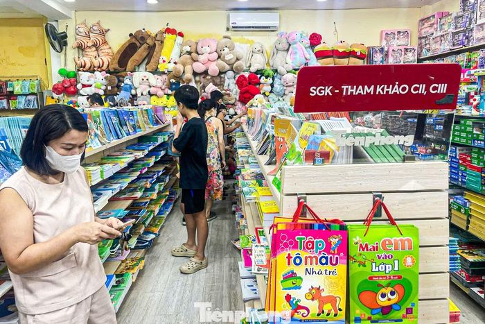 Kệ sách giáo khoa, sách tham khảo được nhiều phụ huynh, học sinh quan tâm.