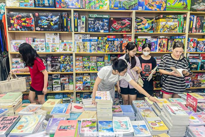 Khu vực bày bán vở viết đa dạng, phù hợp cho từng cấp học.