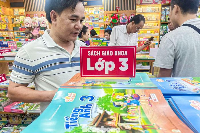 Khu vực sách giáo khoa các cấp học luôn đông khách.
