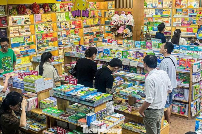 Hiệu sách trên đường Xã Đàn cũng tấp nập học sinh và phụ huynh đến tìm mua sách giáo khoa, đồ dùng học tập.