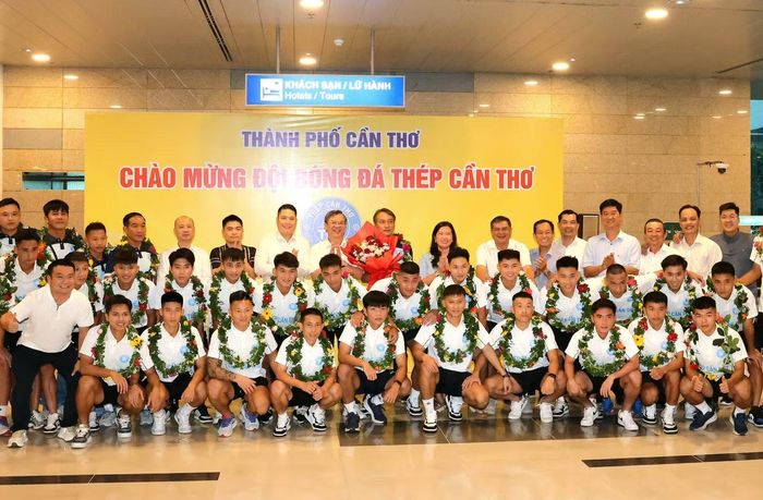 Lãnh đạo TP Cần Thơ chụp ảnh cùng Ban huấn luyện và cầu thủ Thép Cần Thơ.