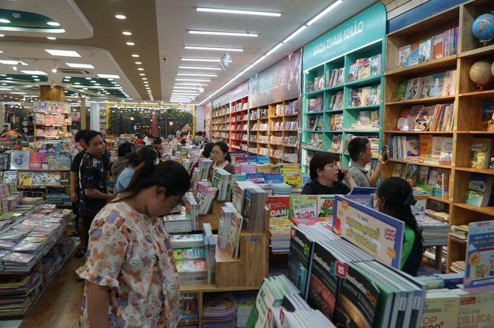  Trong đó, khu vực bán sách giáo khoa đông nhất, với hàng chục phụ huynh và học sinh tập trung tìm kiếm những đầu sách còn thiếu để chuẩn bị cho năm học mới. 