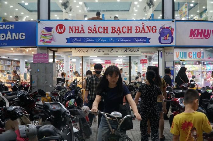 Không chỉ tại nhà sách Fahasa trên đường Nguyễn Văn Tiết, nhiều nhà sách khác tại TPHCM cũng ghi nhận lượng khách tăng cao trong tối 6/9.