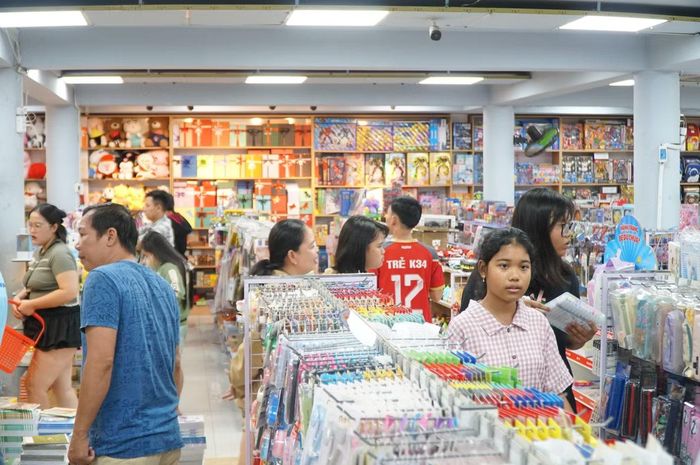  Việc mua sắm tập trung vào những ngày cuối tuần, ngay trước thời điểm học sinh bắt đầu tuần đầu tiên của năm học mới, khiến một số khu vực trong nhà sách luôn trong tình trạng đông người. 