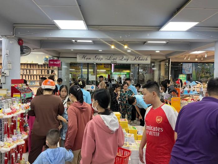  Tại nhà sách Bạch Đằng trên đường Hà Huy Giáp (phường Thới An), cảnh đông đúc cũng diễn ra tương tự. Nhiều phụ huynh và học sinh tìm đến để mua sách giáo khoa, vở, dụng cụ học tập và các vật dụng phục vụ năm học mới. 