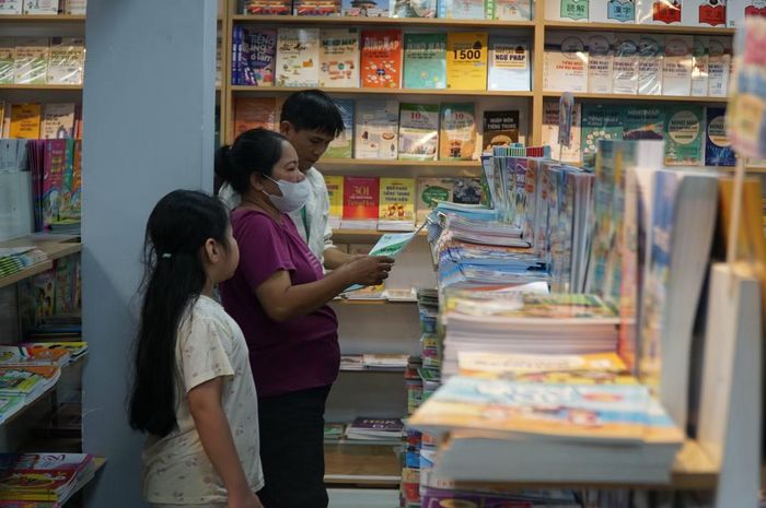 Theo Nhà xuất bản Giáo dục Việt Nam (NXBGDVN), đến ngày 3/9, đơn vị đã phát hành 228 triệu bản sách giáo khoa và 84 triệu bản sách bài tập, sách tham khảo, riêng sách giáo khoa vượt kế hoạch và lượng đặt hàng ban đầu hơn 150%. Tại TPHCM, Hà Nội và một số địa phương, các điểm bán vẫn duy trì nguồn sách, trong đó có bán lẻ từng cuốn. Với những địa phương chưa hoàn tất đấu thầu mua sách cho học sinh mượn, NXBGDVN sẽ ứng trước sách giáo khoa để đảm bảo học sinh có sách học.