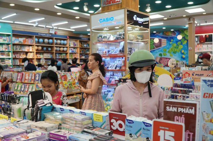  Cũng đến nhà sách vào tối cuối tuần, anh Ngọc Bình cho biết khá bất ngờ trước cảnh đông đúc hiếm có. Do bận đi làm trong tuần, anh tranh thủ ngày cuối tuần đưa con đi mua các dụng cụ học tập cần thiết trước khi năm học mới bắt đầu. Tuy nhiên, ngay cả việc gửi xe cũng không dễ dàng vì bãi giữ xe trước nhà sách đã kín chỗ. Khi mua hàng xong, anh tiếp tục phải xếp hàng chờ đến lượt thanh toán. 