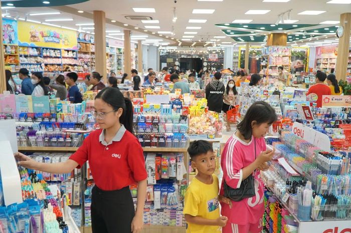  Ngay từ khu vực trước cửa, lượng người ra vào nhà sách đã khá đông. Bên trong, các quầy sách giáo khoa, vở, balo và dụng cụ học tập đều có nhiều khách đứng lựa chọn. 